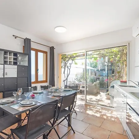 Duplex With Ocean View Parking *