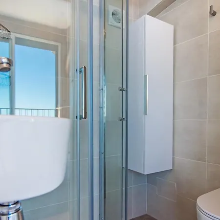 Duplex With Ocean View Parking *
